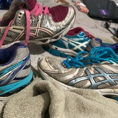 我用它。你射精。选择运动鞋。肮脏的，用过的运动鞋 re