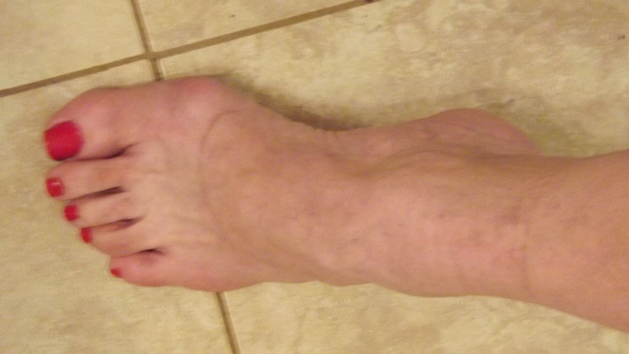 new pics of some man toes #2