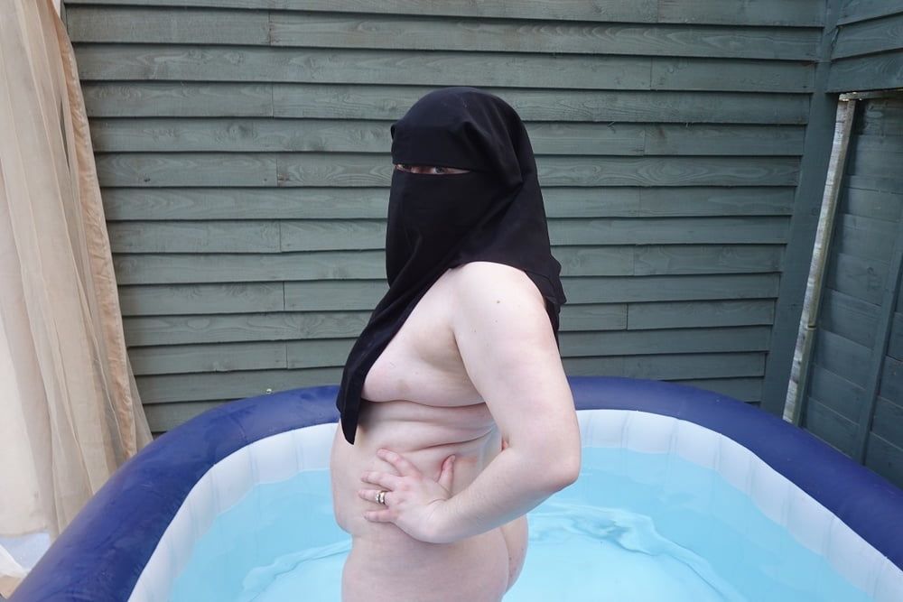 Niqab nude in Hot tub #7