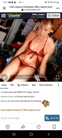 Mike Negus ในกางเกงในตัวน้อยของเขา