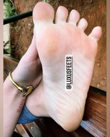 fuesse feet         