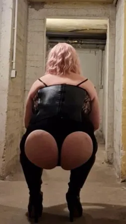 dessous and heels for this sissy with here fat ass         