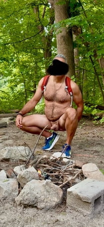 在多伦多的树林中徒步旅行