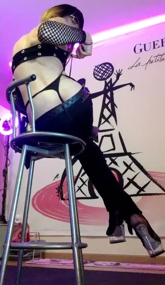 Une💣BomBe de Travesti Francaise fait un StripTease en LiVE #18