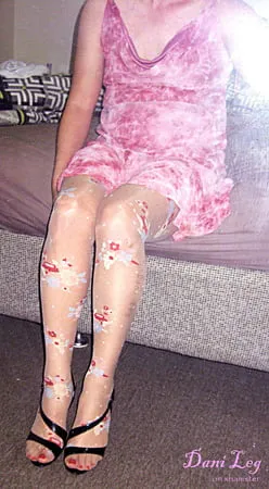    p flower patterned pantyhose         