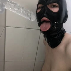 Mujhe dildo par gala ghontna pasnd hai