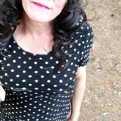 クロスドレス・ロードトリップ - 短いポカドットのドレス