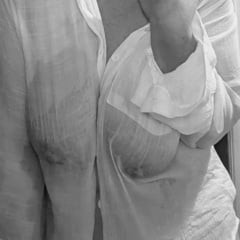 Velike prirodne sise, mokra prozirna bluza