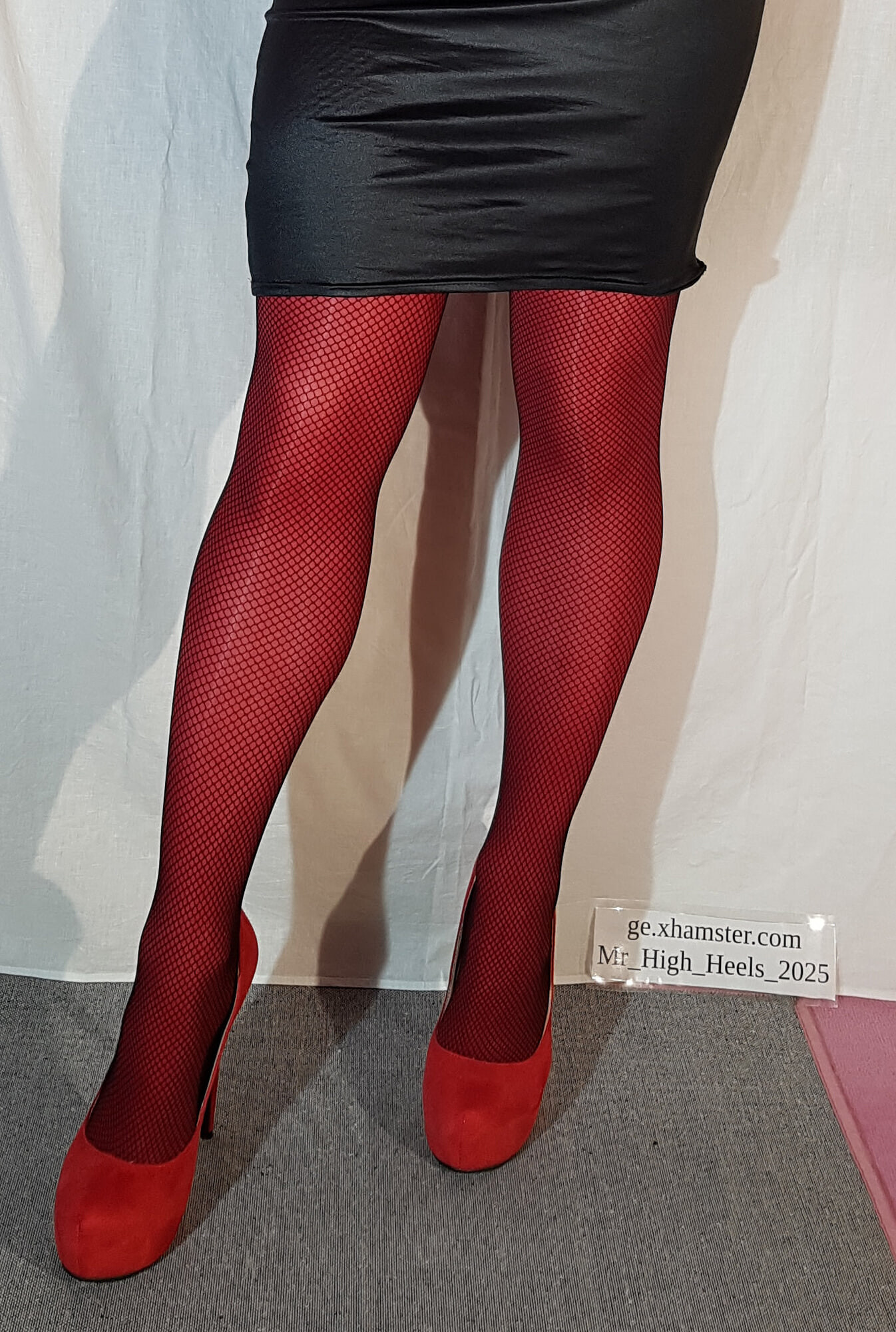 Beine in Roter Strumpfhose.