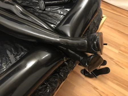 latex on plastic bed         