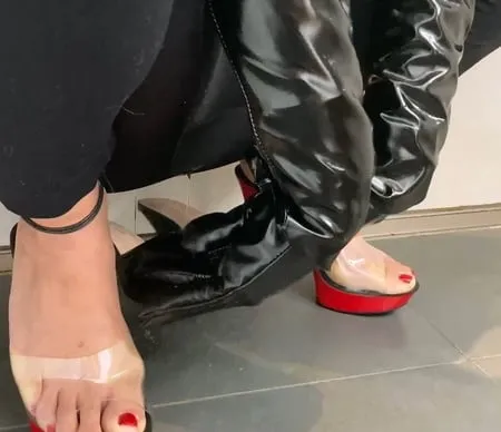 pissing in leggings on mules         