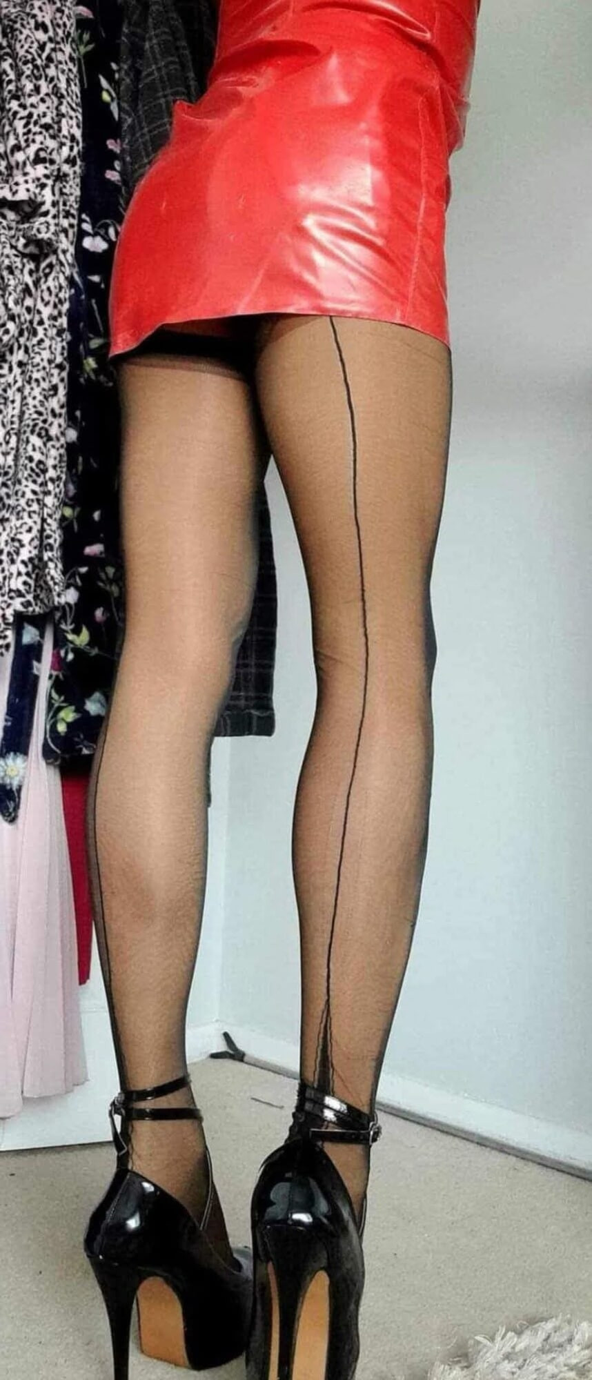 Long legs in fully-fashioned stockings 