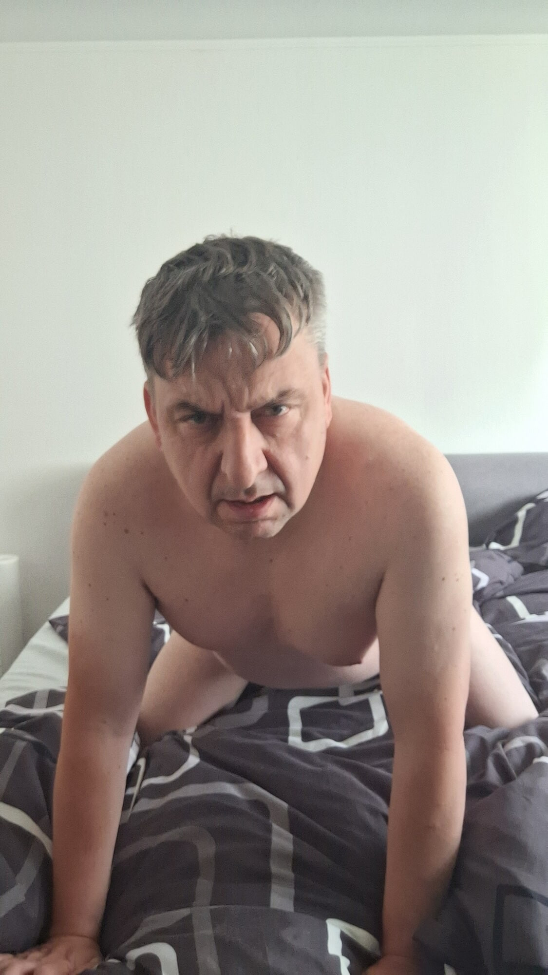 Nackt auf dem Bett 2
