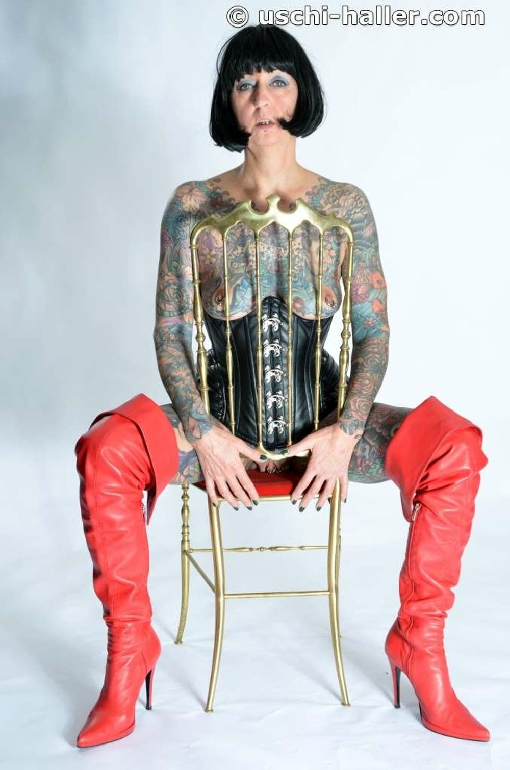 Photo shoot with full body tattooed MILF Cleo - 2 #11