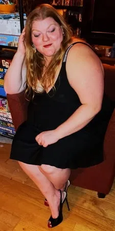 bbw wife miss lizz posing in her new peeptoe heels         