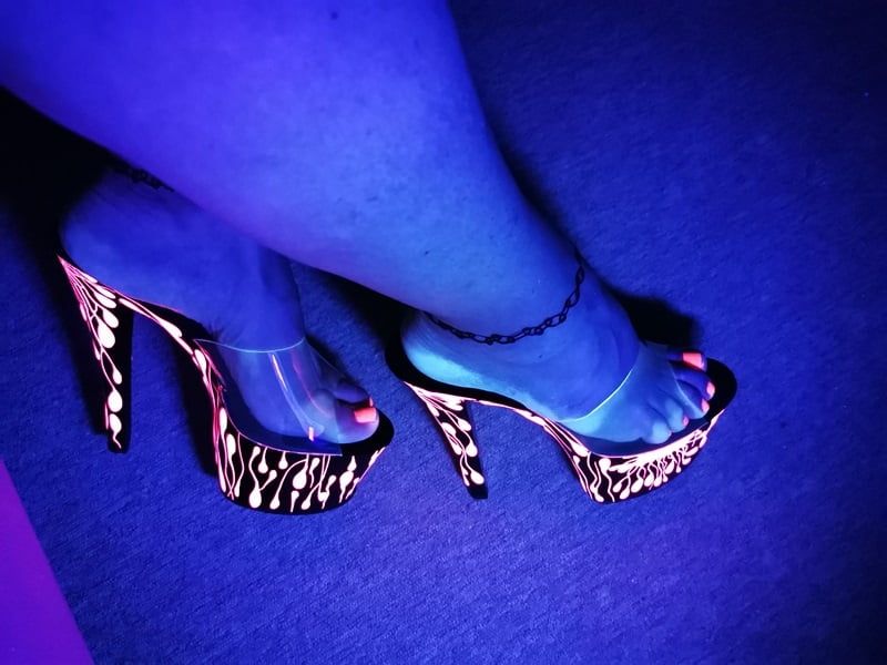 Sexy CD Feet On High Heels Posing In Neon Light #12