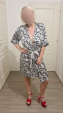 Moi en kimono de satin et talons hauts