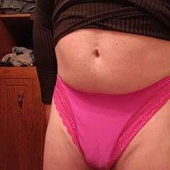 Бикини и малък кур