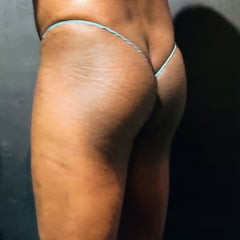 กางเกงในสั้นสีน้ําเงินอ่อนและขนดกสีทอง 