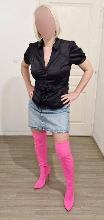 Moi dans une de ma paires de cuissardes (Je les vends)