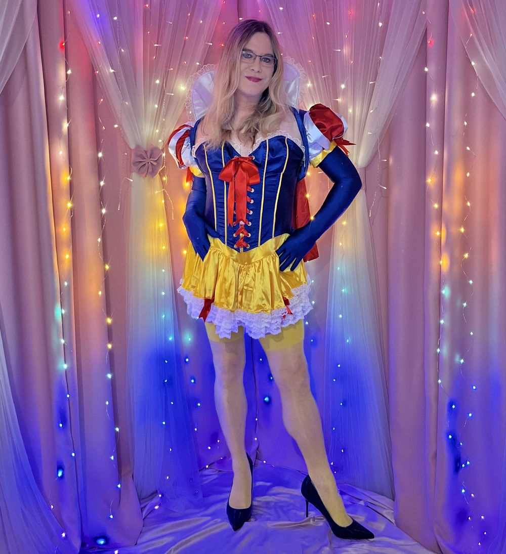 Joanie - Snow White in Blonde