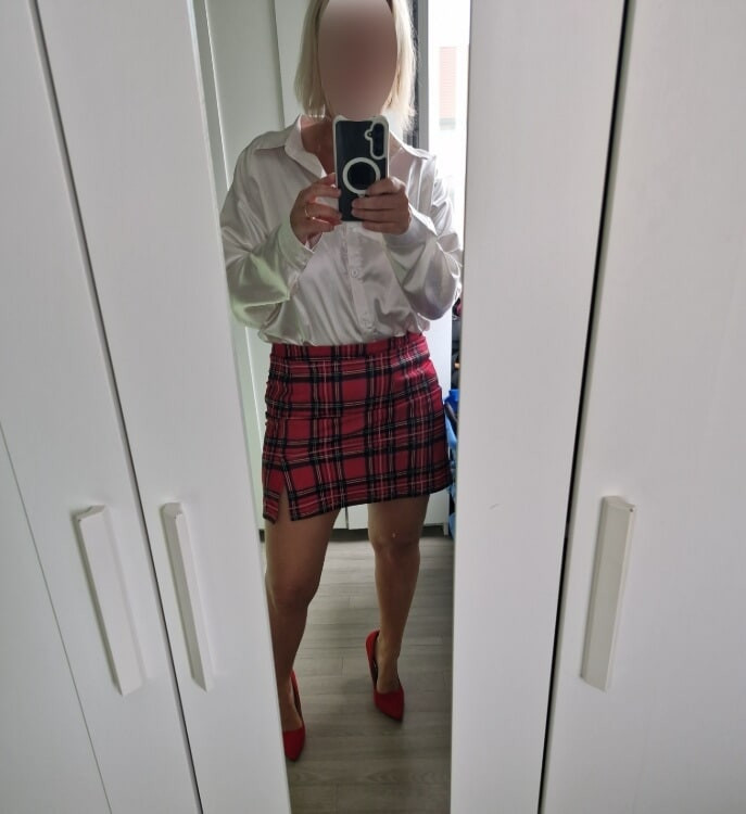 Moi en jupe ecossaise et chemsier en satin tout smplement