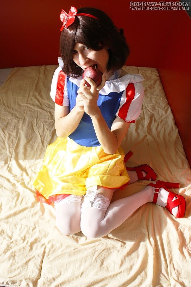 Crossdress cosplay Snow White and the horny poisoned apple #2