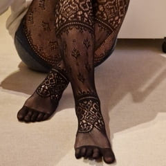 想要射在我性感的紧身衣上吗？