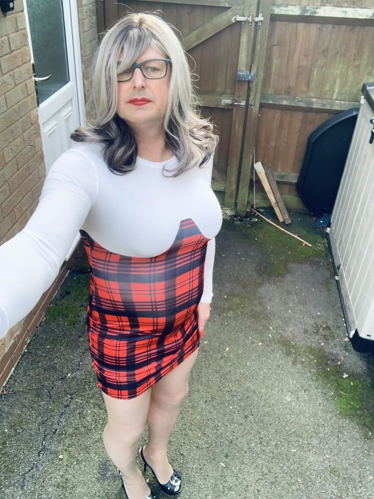 Amateur crossdresser kelly cd in red checked dress nude pan  #15