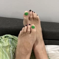 Lucy shows off her sexy feet
