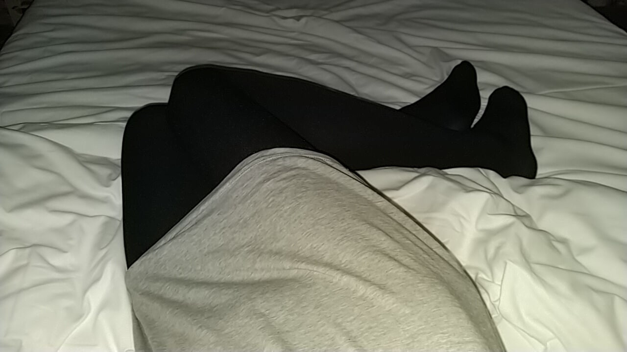 Collants et culotte rouge.