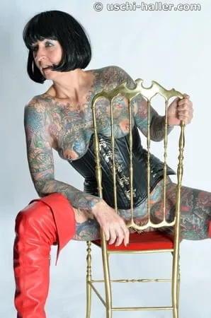 photo shoot with full body tattooed milf cleo           