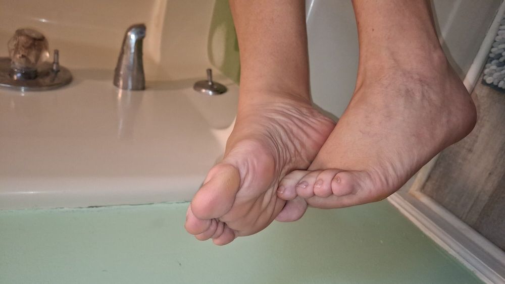 Showing off her soles and toes in the bath #9