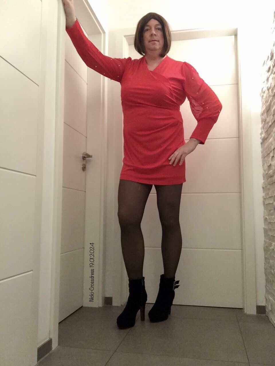 Nicki-Crossdress sexy red Dress, black Tights & Boots