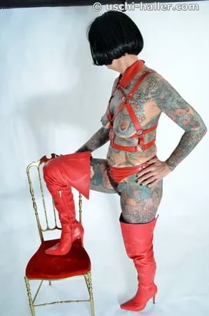 photo shoot with full body tattooed milf cleo         