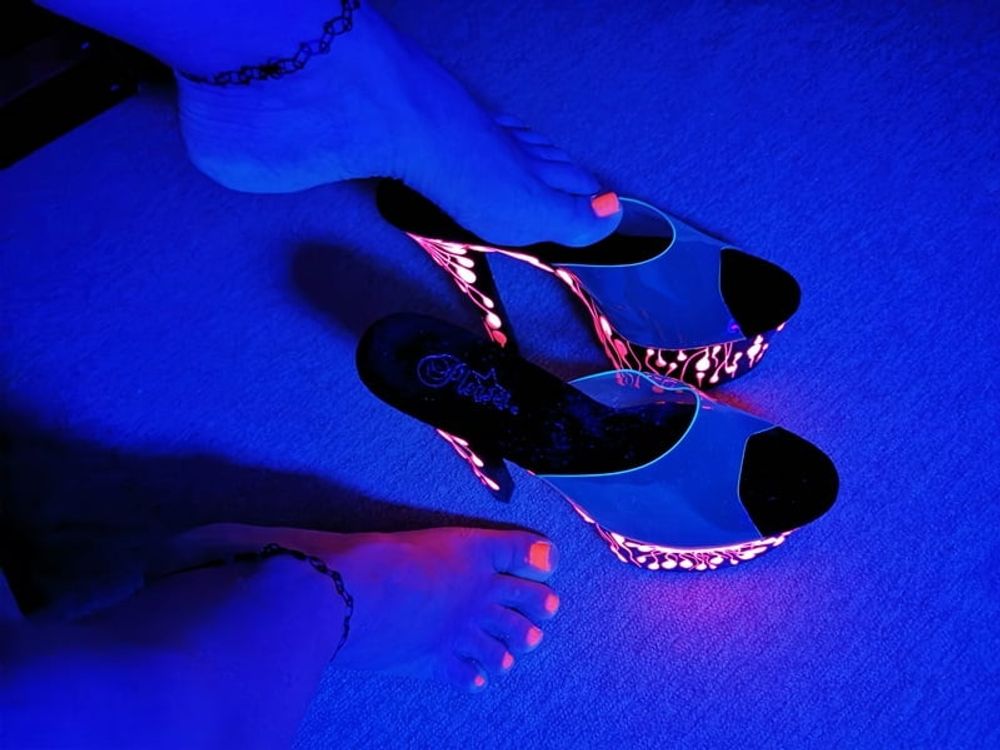 Sexy CD Feet On High Heels Posing In Neon Light #11