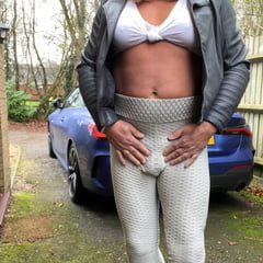 Amateur crossdresser Kellycd2022 sexy milf in leggings 