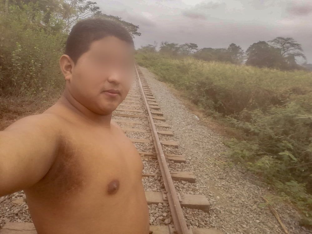 Mis Pezones Exhibidos en las Vias del Tren-Yop Sin Camiseta  #2