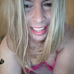 QoS Sissy Snowbunny Having Fun