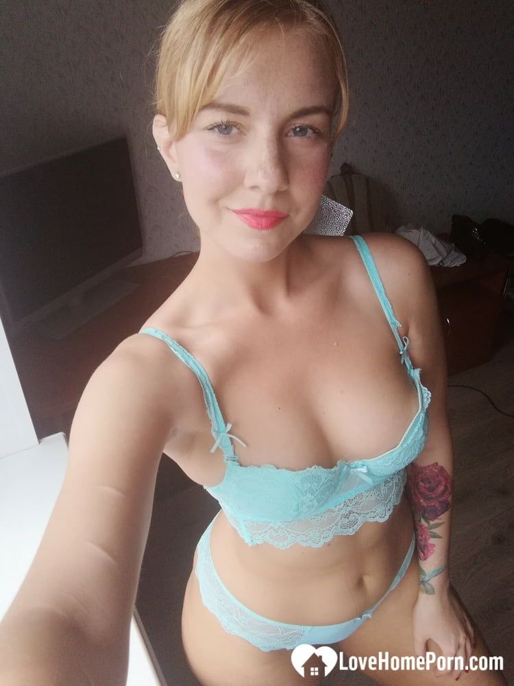 A couple of selfies before the beach #4