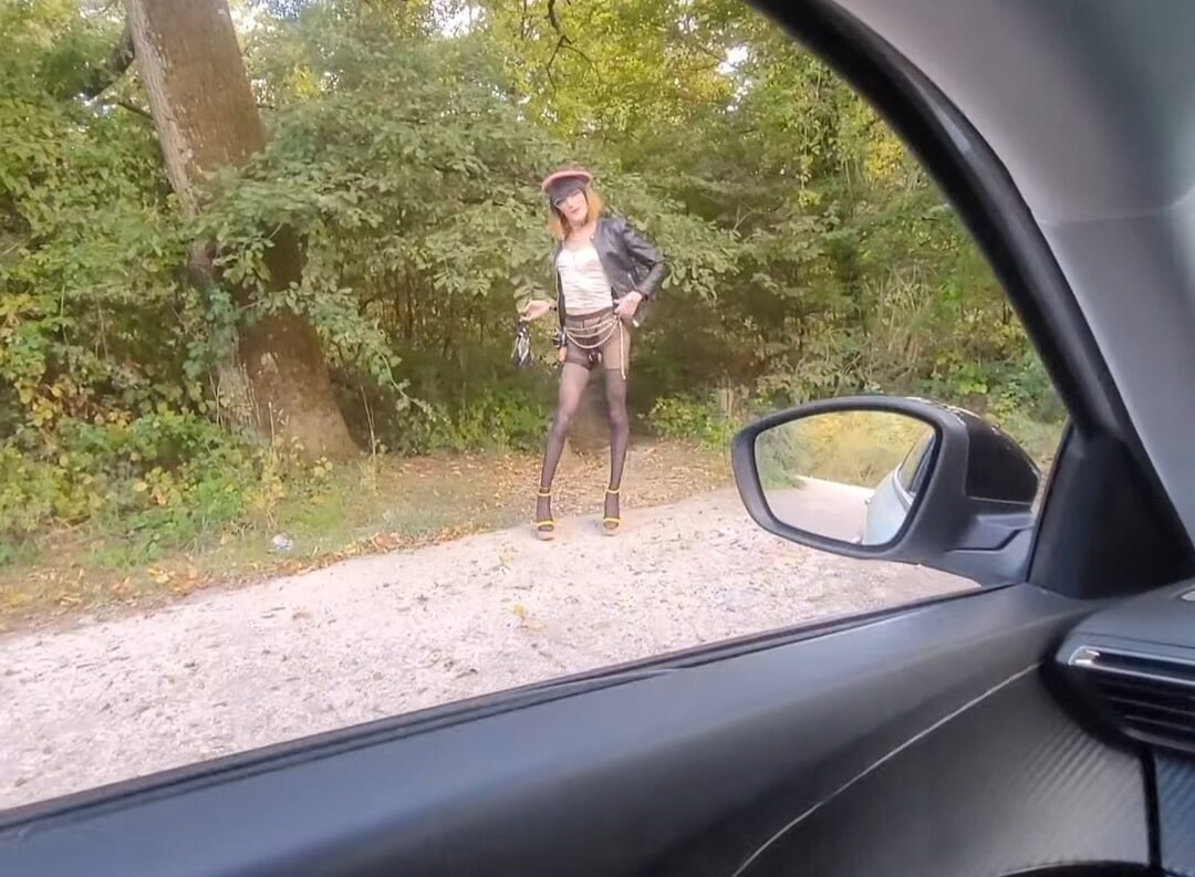 Exhib🚗p u b l l i c en pute sur un parking en foret