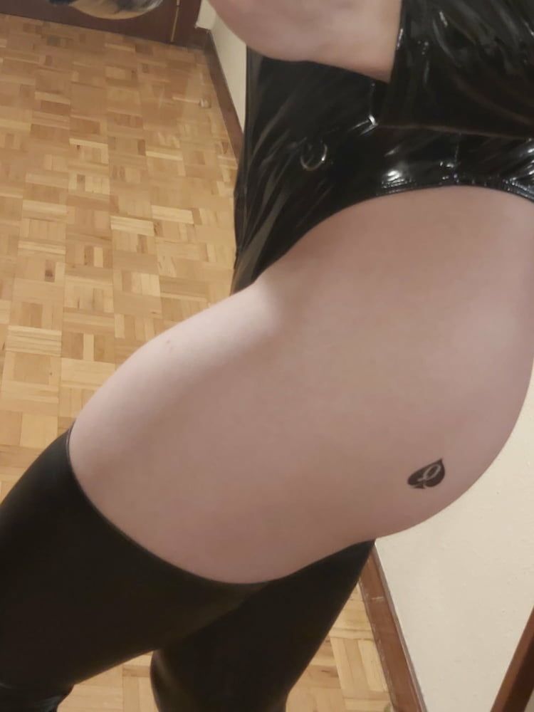 I am a latex sissy who would like to be k*dn*pped by pimps #11