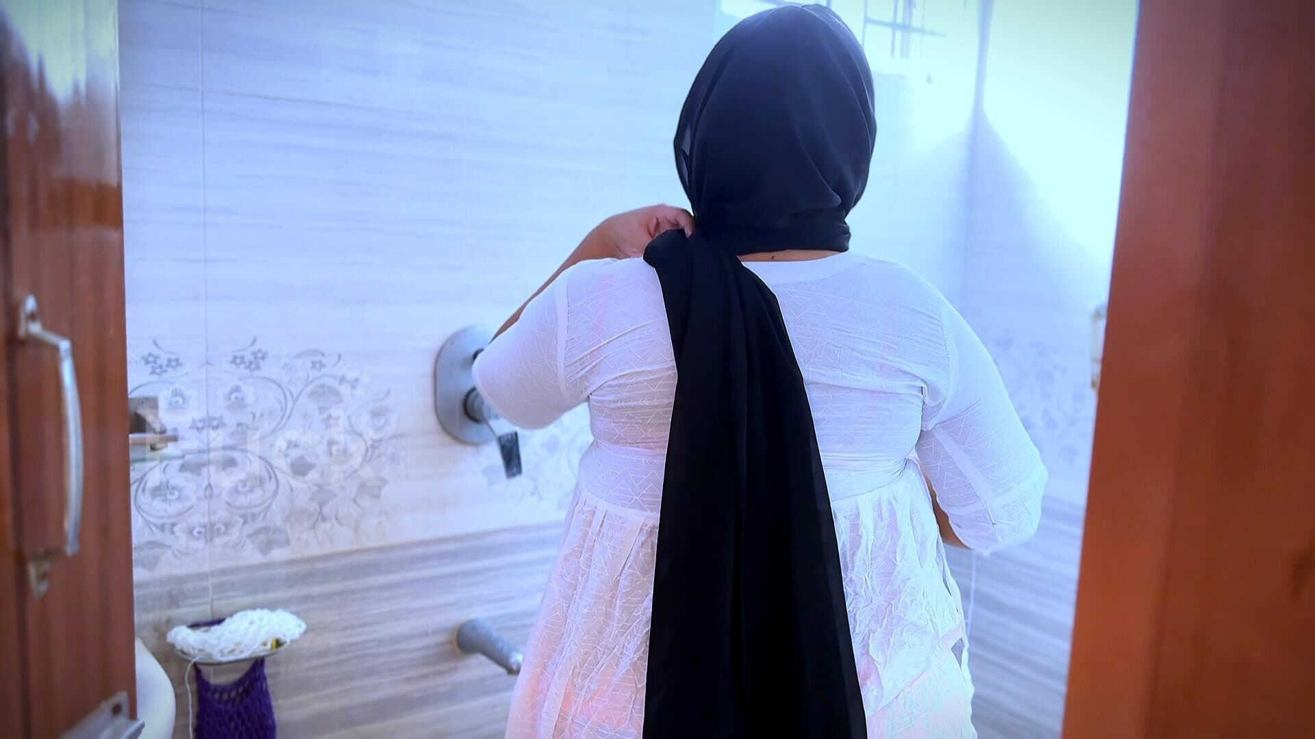 i fuck my Saudi Stepsister when she showring in bathroom