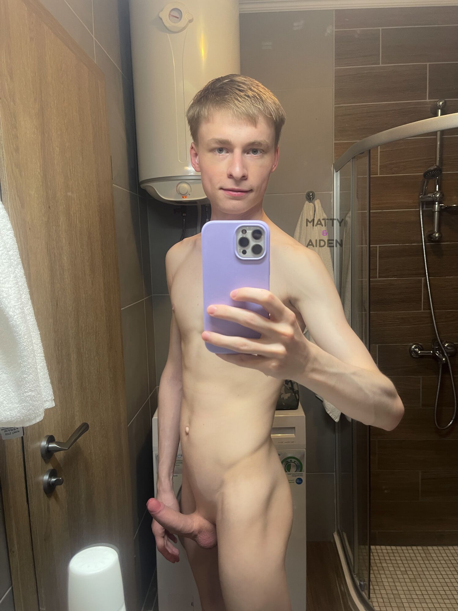 Twink Aiden selfie in the shower