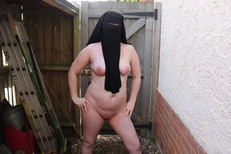 niqab flashing nude in the yard         