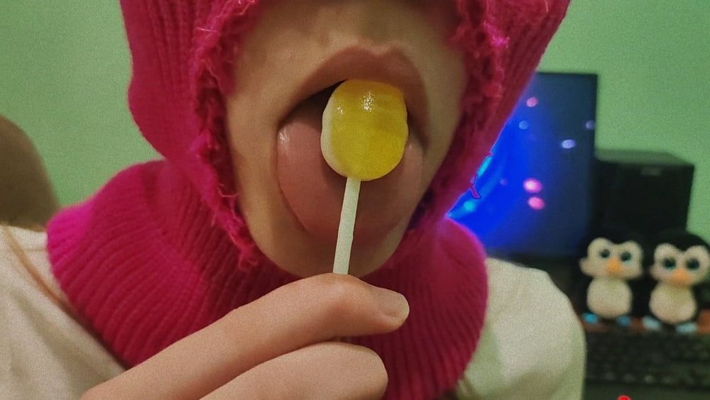 HOT GIRL SUCKING LOLLIPOP! (CHUPA-CHUPS!)