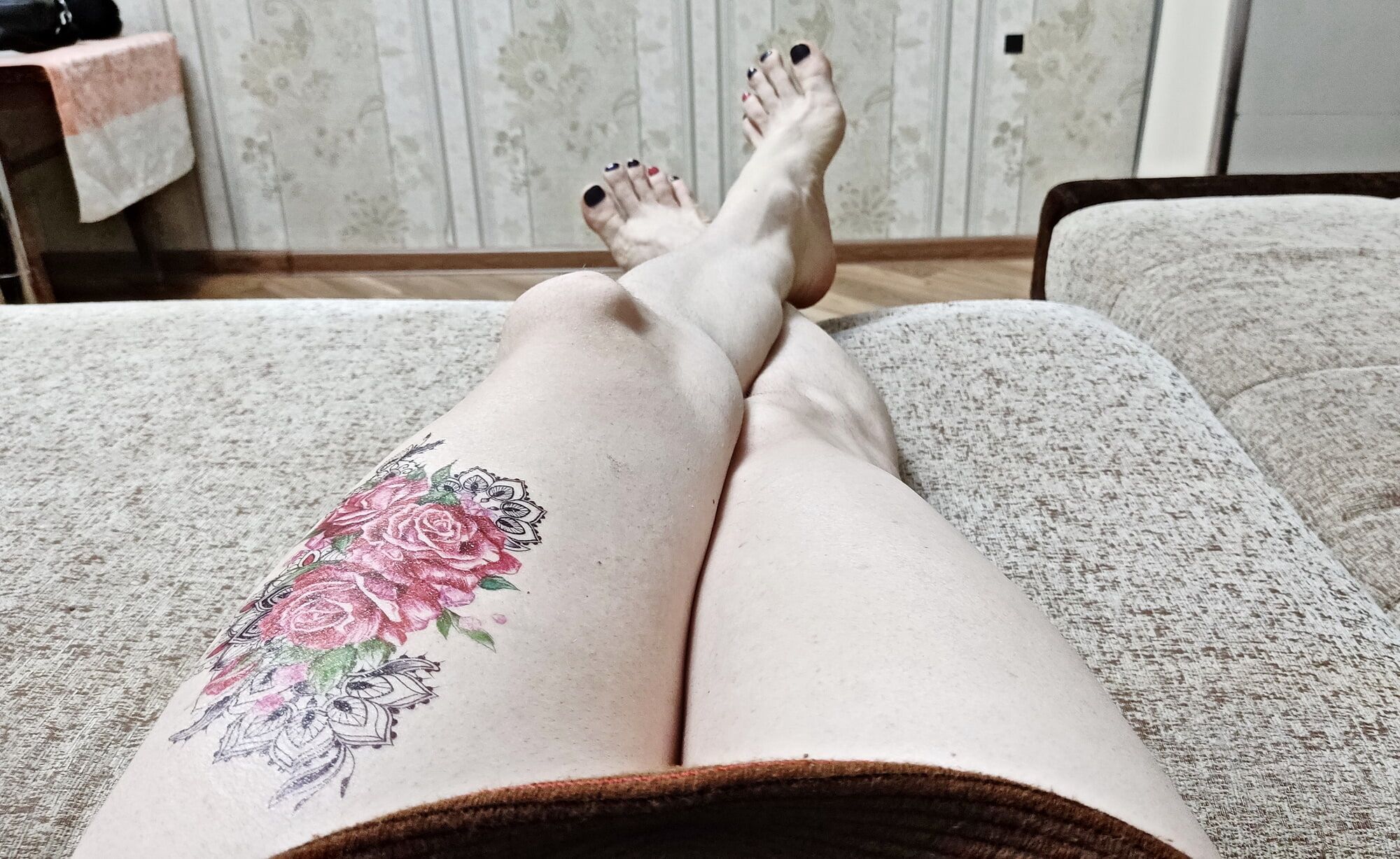 A cadela pintou as unhas dos pés, fez uma nova tatuagem colorida