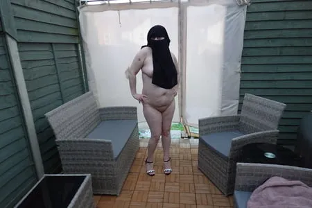 curvy wife niqab naked in high heels         