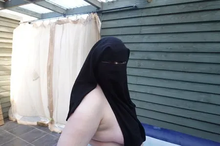 niqab nude in hot tub         