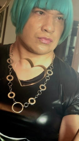 Sissy Kandi ในพีวีซีสีดํา